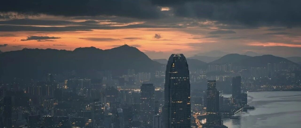 赚钱，不仅仅靠能力，还靠你身边的环境。如果想变有钱，第一步就是换地方：换工作、换朋友、换信息源。